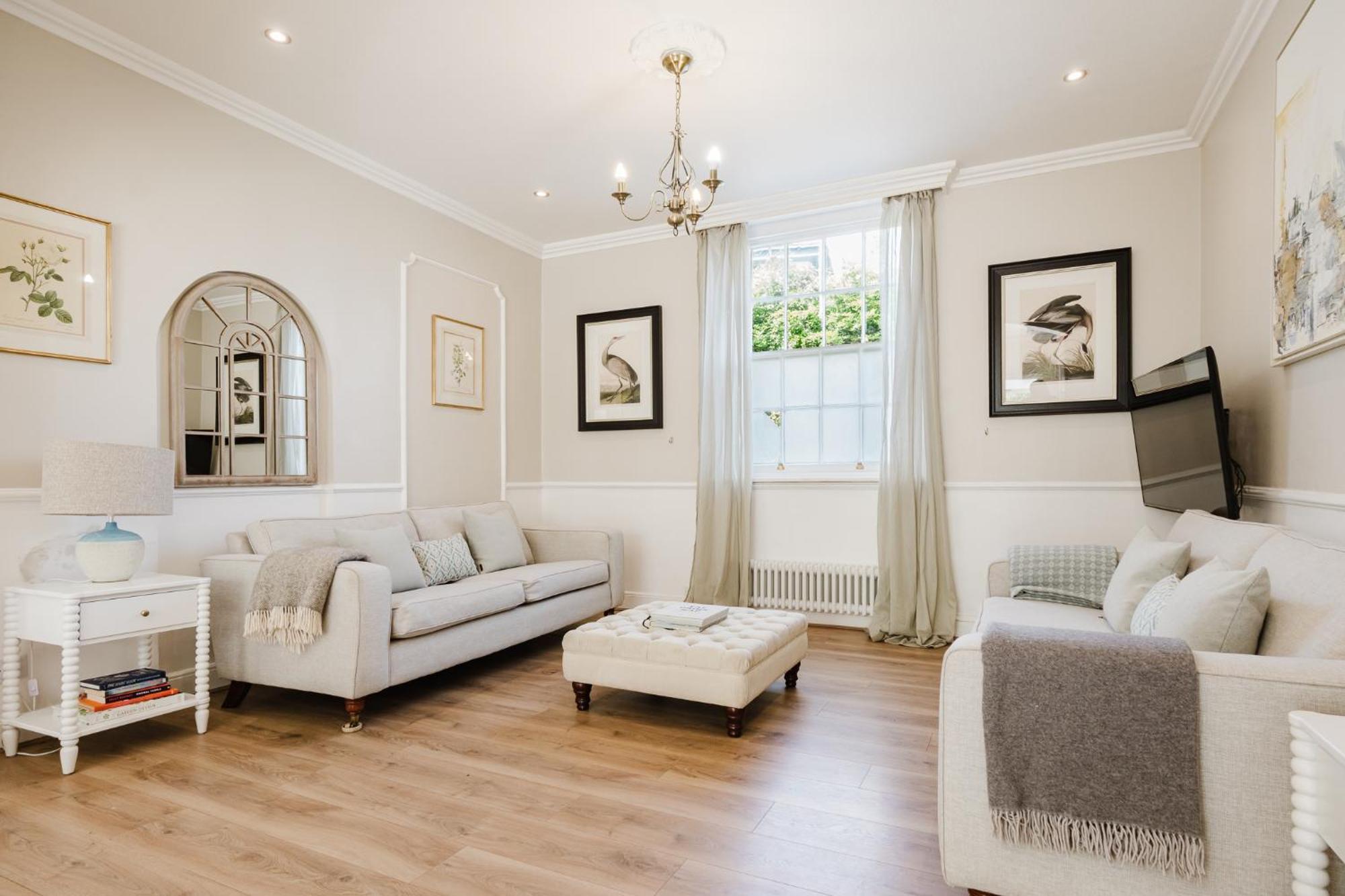 Gorgeous Townhouse With Garden & Open Living Apartment *
