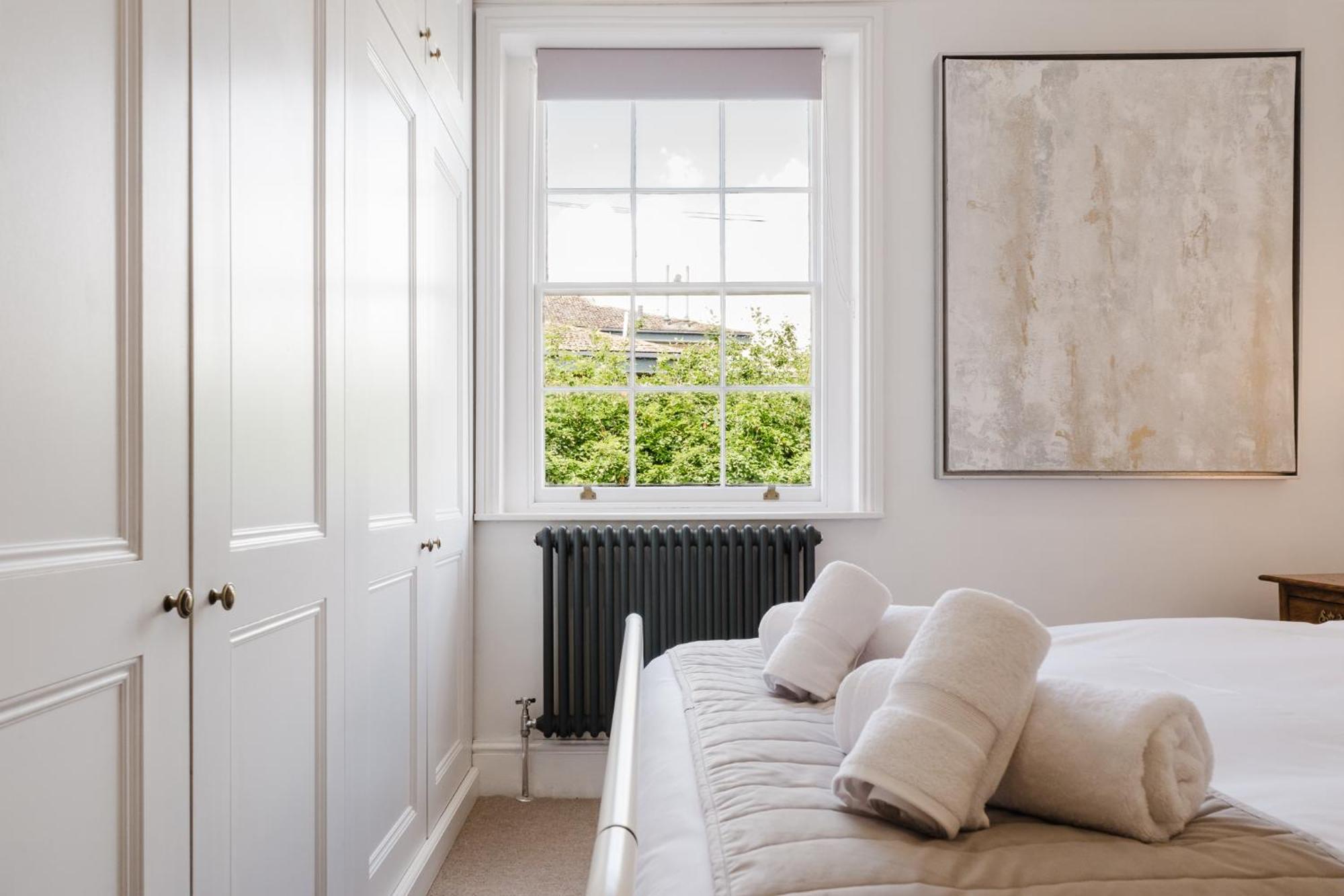 Gorgeous Townhouse With Garden & Open Living *