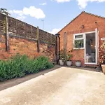 Gorgeous Townhouse With Garden & Open Living