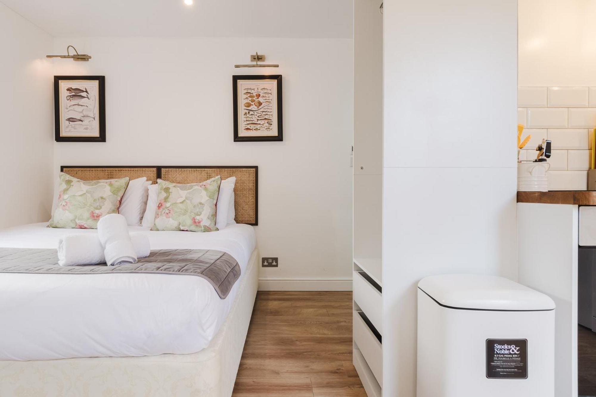 Gorgeous Townhouse With Garden & Open Living Apartment Cheltenham