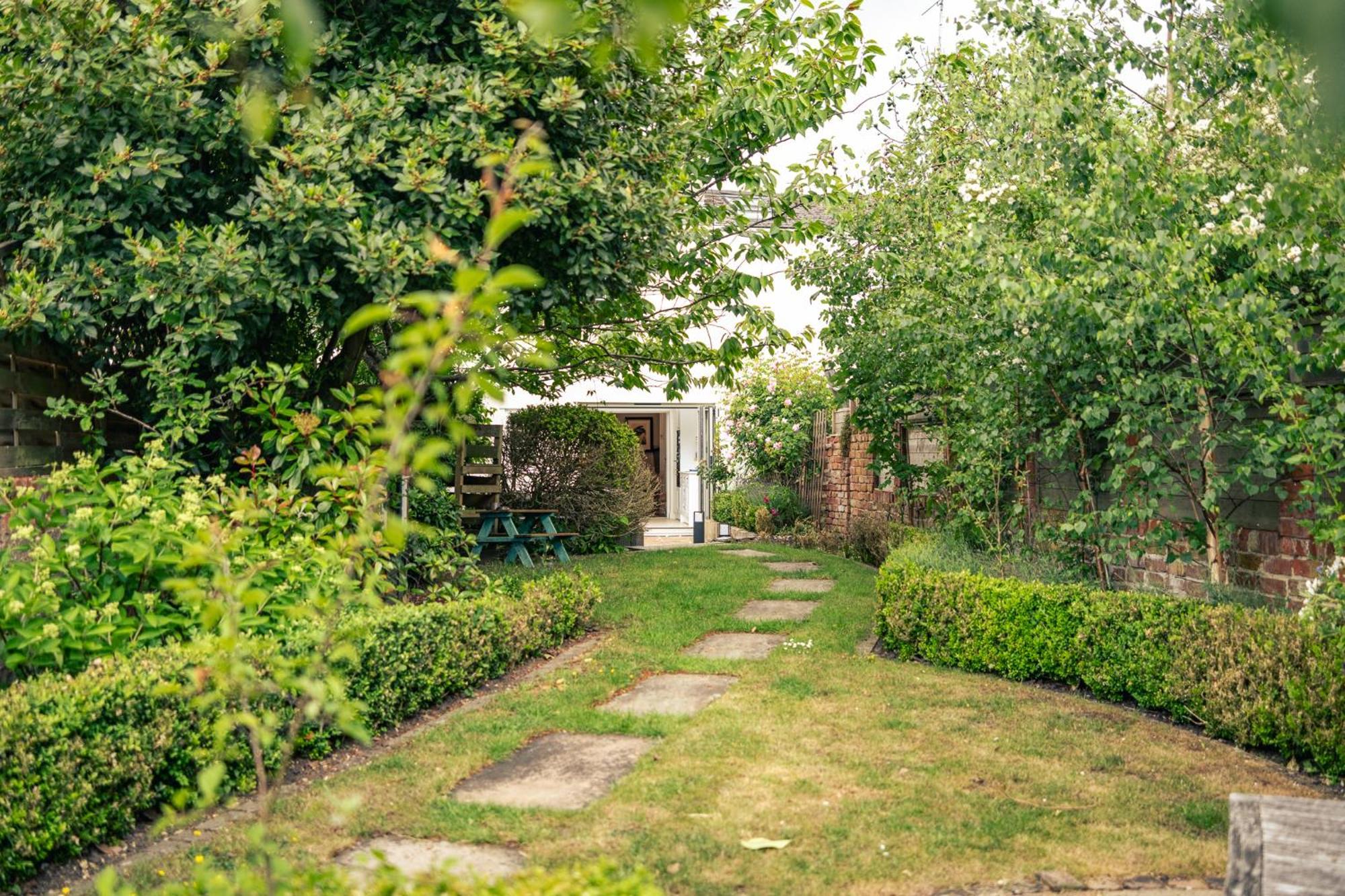 Apartment Gorgeous Townhouse With Garden & Open Living