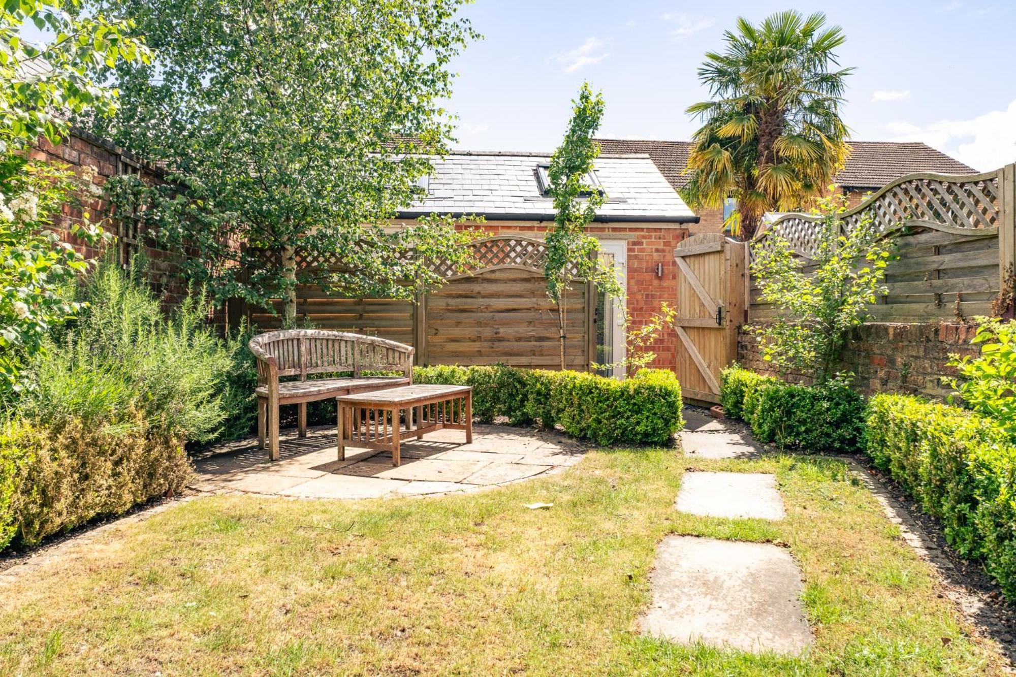 Apartment Gorgeous Townhouse With Garden & Open Living *