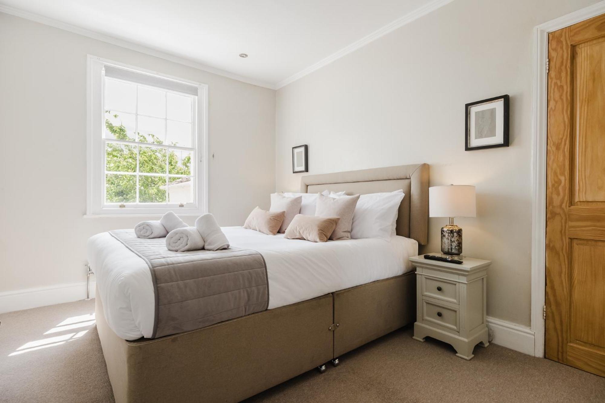 Gorgeous Townhouse With Garden & Open Living Cheltenham