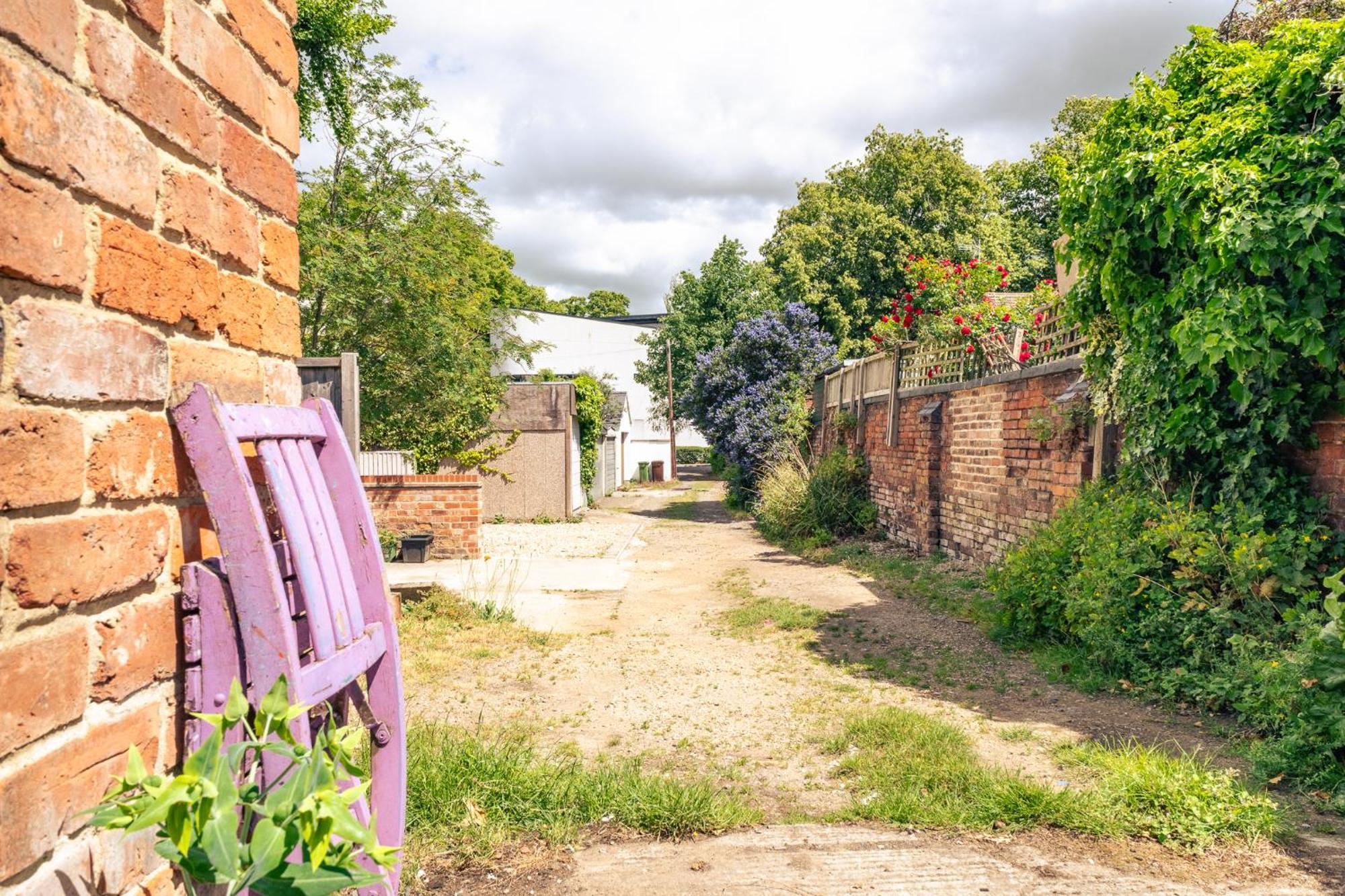 Gorgeous Townhouse With Garden & Open Living