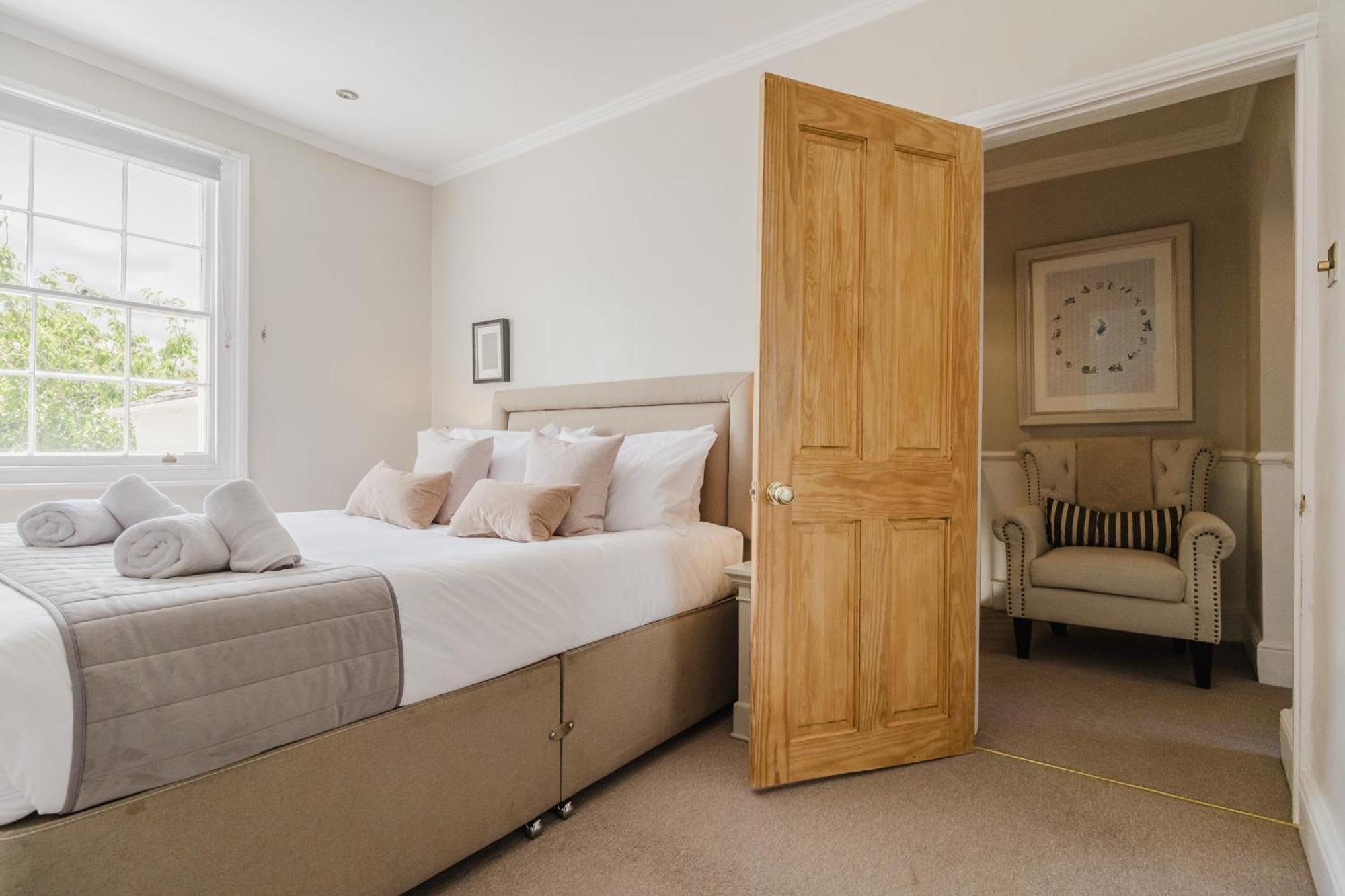 Gorgeous Townhouse With Garden & Open Living *
