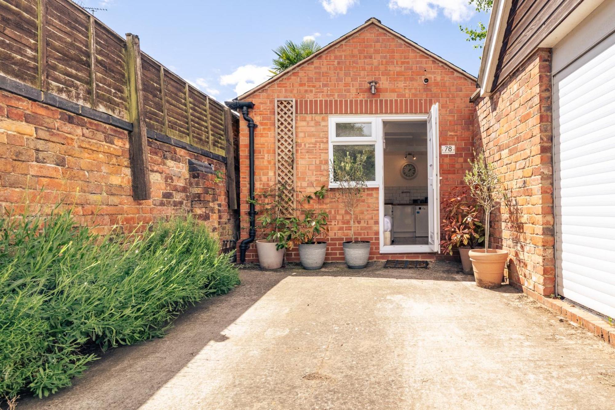 Apartment Gorgeous Townhouse With Garden & Open Living *