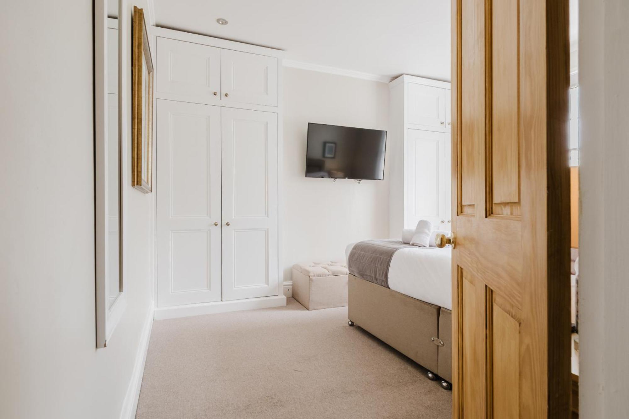 Gorgeous Townhouse With Garden & Open Living *