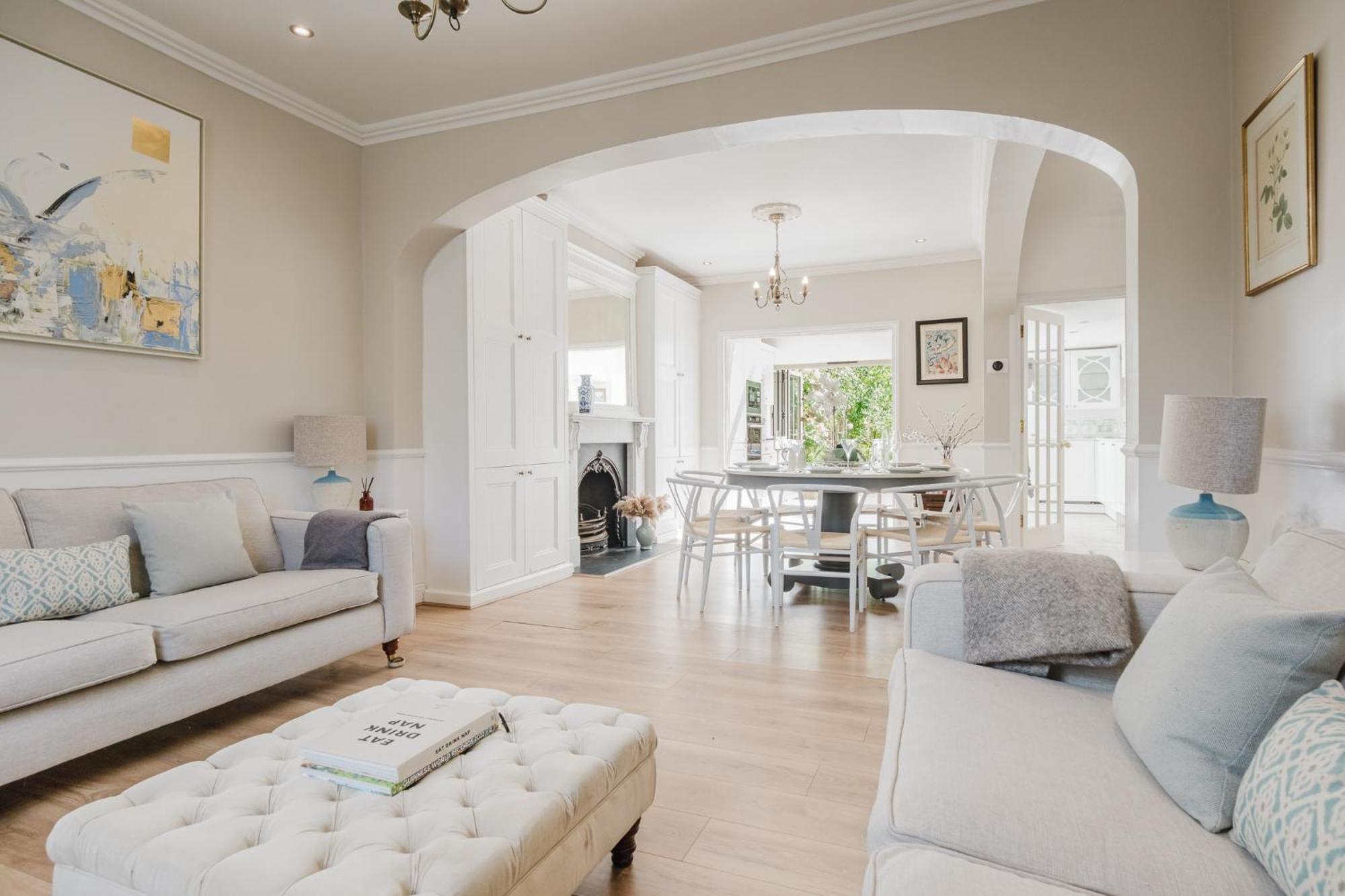 Gorgeous Townhouse With Garden & Open Living Apartment