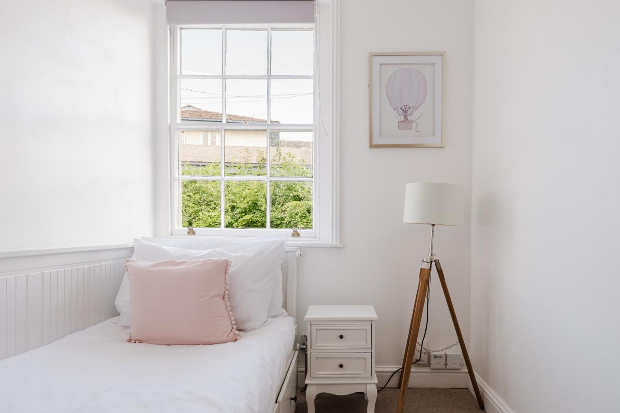 Gorgeous Townhouse With Garden & Open Living *